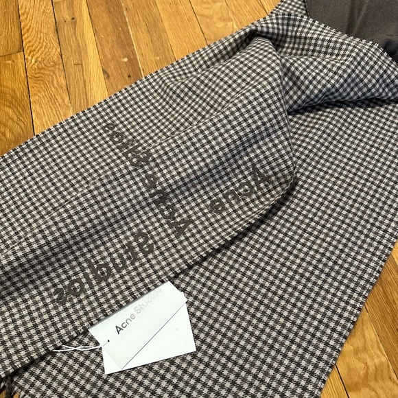 NWT Acne studio scarf, super soft and perfect condition - Picture 3 of 5